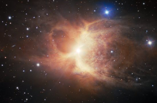 Una jarra cósmica desbordando material estelar