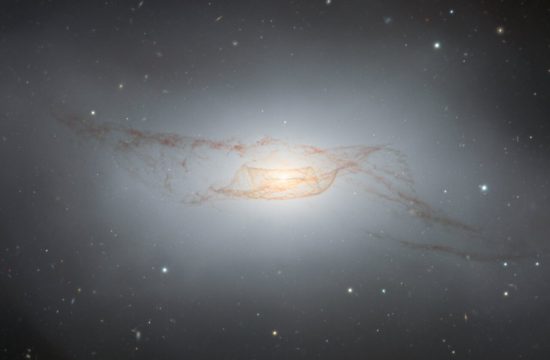 Gemini Sur Captura el Disco Polvoriento Retorcido de NGC 4753, Mostrando las Secuelas de la Fusión Anterior