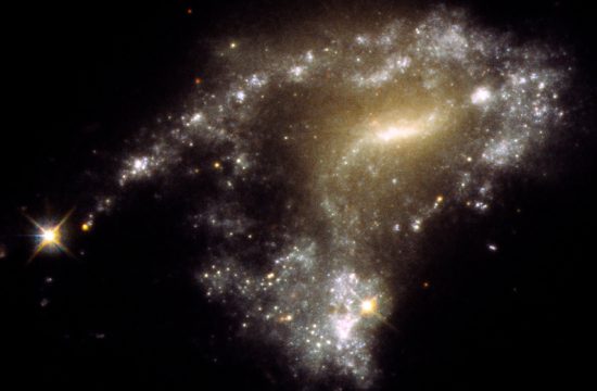 El Hubble de la NASA rastrea Cúmulos Estelares en forma de “collar de perlas” en Colisiones de Galaxias