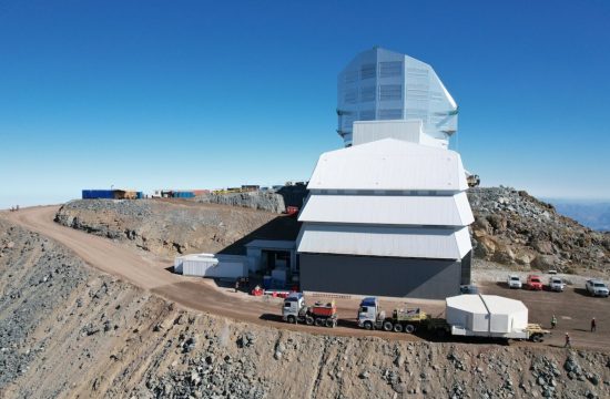 El espejo de Rubin de 8,4 metros se traslada al observatorio