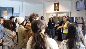 Un comienzo brillante: Los estudiantes de secundaria de Maui obtienen un primer vistazo al interior del Telescopio Solar Inouye de la NSF