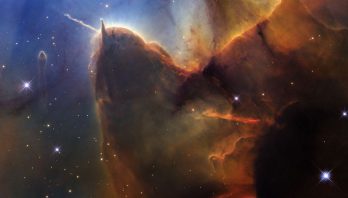 Hubble de la NASA deslumbra con estrellas jóvenes en la Nebulosa Trífida